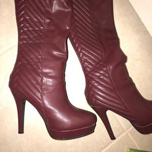 Maroon high heel boots !